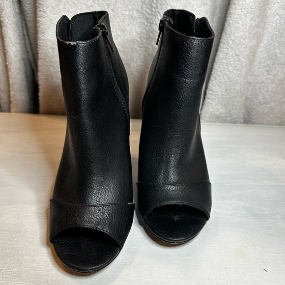 Express Black Vegan Leather Ankle Zip Bootie Womens Size 9 Peep Toe Whipstitch - Picture 3 of 7